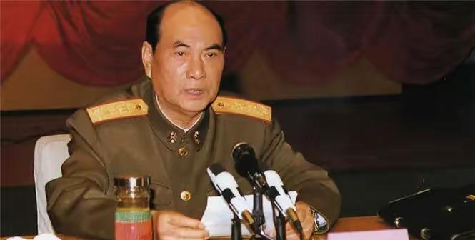 1998年，空军要给一军长记二等功。张万年说，不能记二等功，必须记一等功，而且这