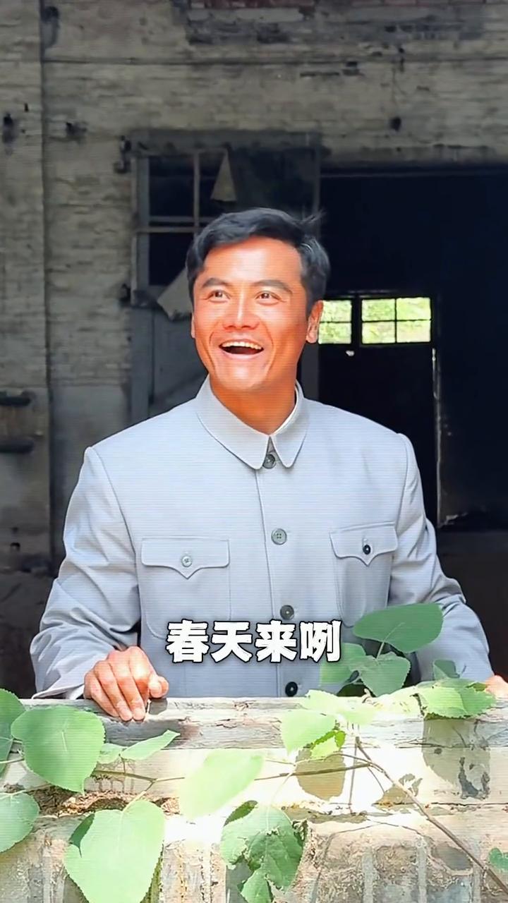 春天来了。
诗朗诵：强他。
春天来了，窗外的树都绿了。你盯着树上蹲着一只鸟，它是