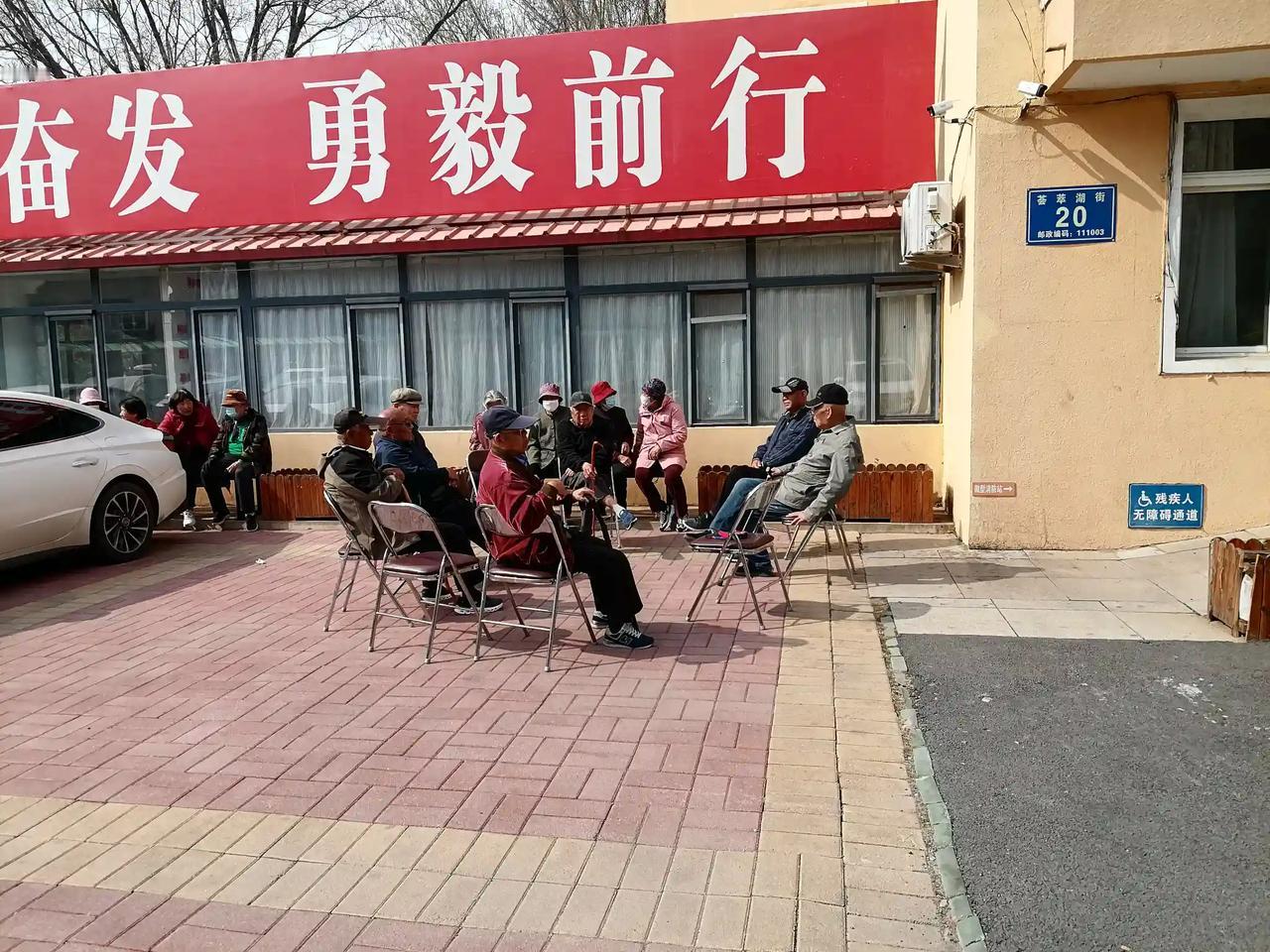 九洲纳福年年好，普天同庆日日红。