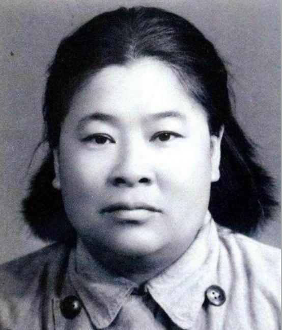 几百个持枪大汉堵在川北山隘，拦住两万红军的去路，出面单挑破局的，竟是一个22岁的