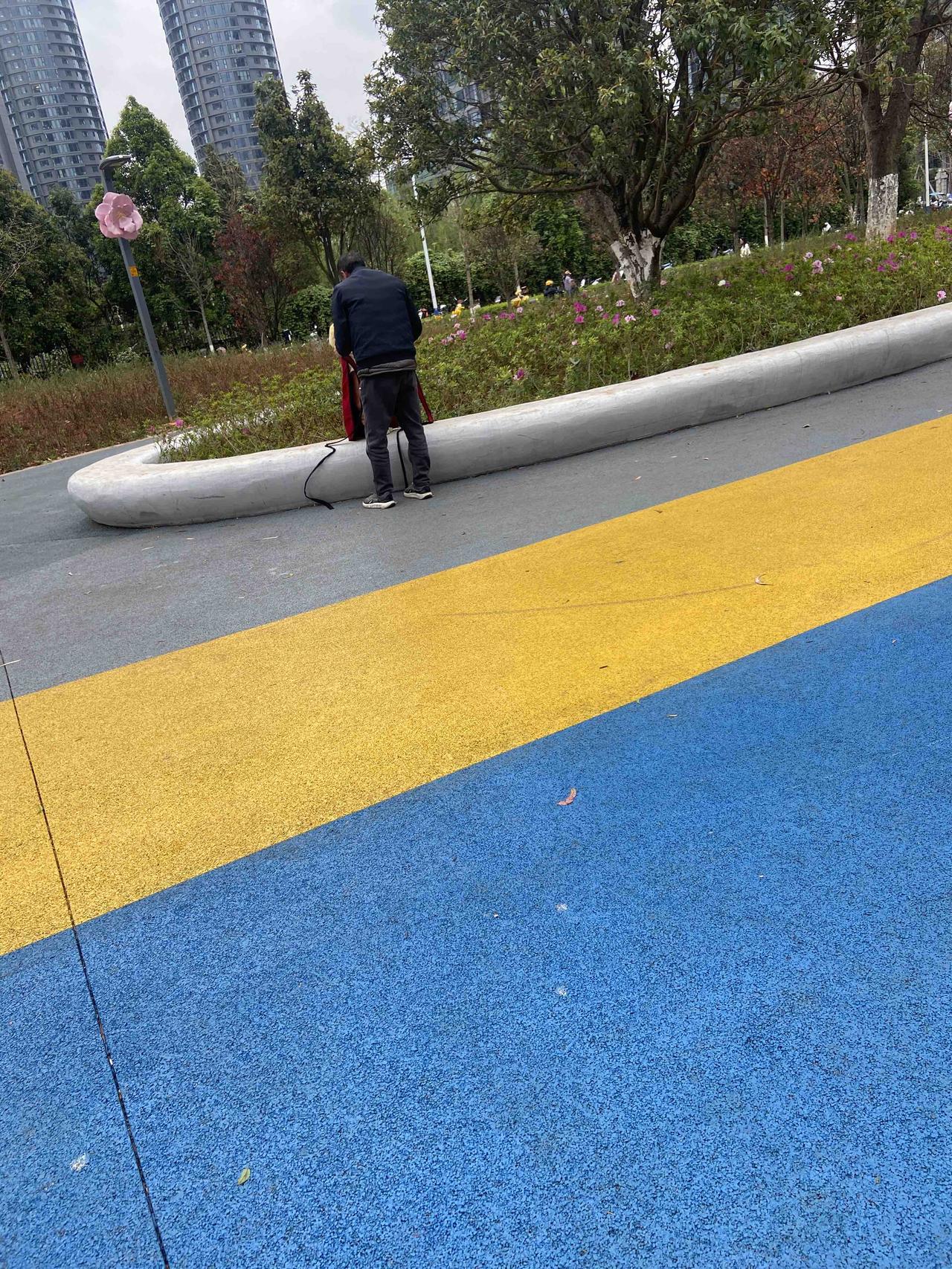 春天的天气真是风雨无常，今天还是阴天，还是风大，还是偶尔会飘着点雨，我还是忍不住