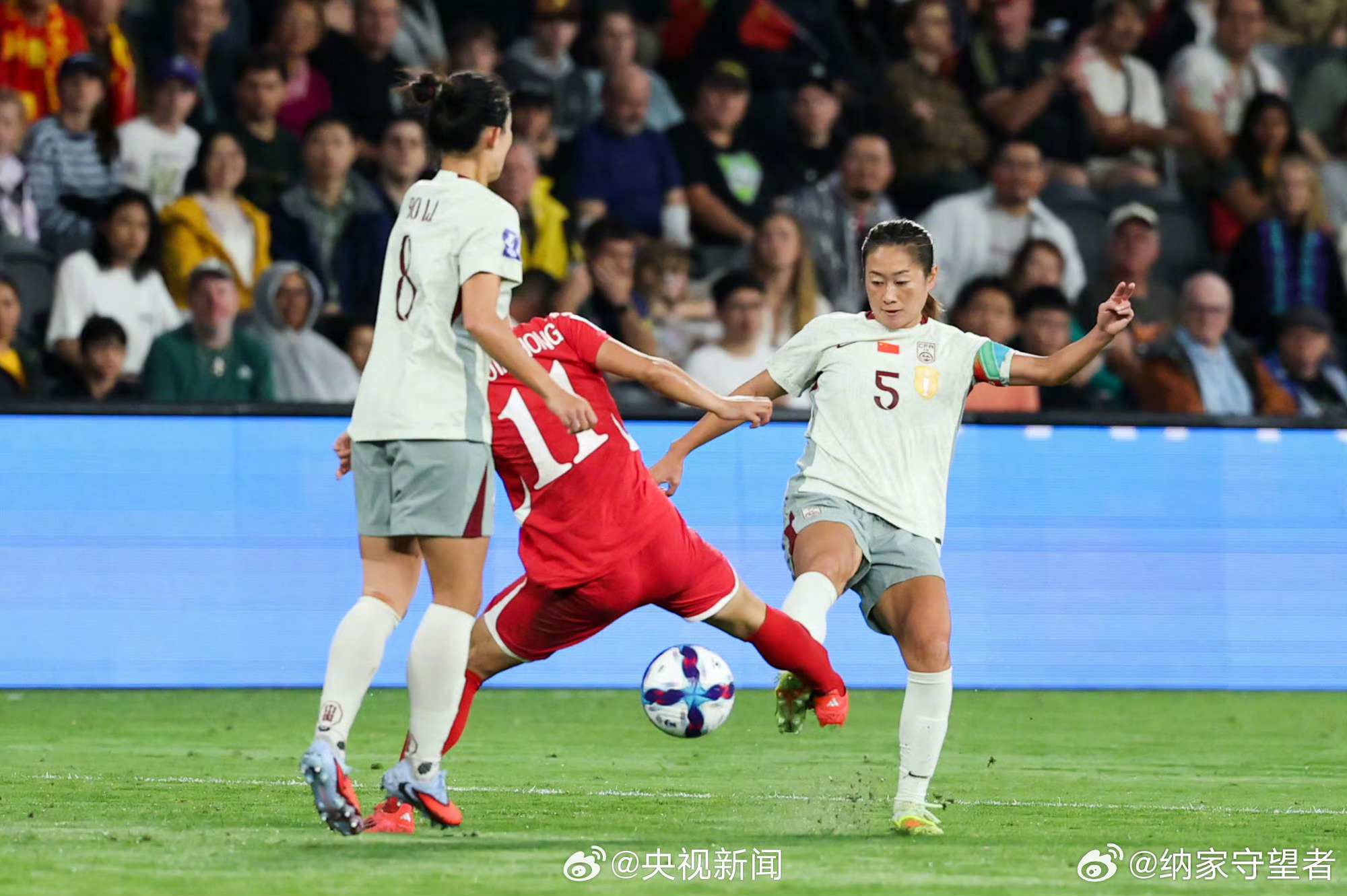 中国女足反超后朝鲜队一度罢赛连蹬踏带肘击的，自己心里没点数？论体育精神，真是半岛