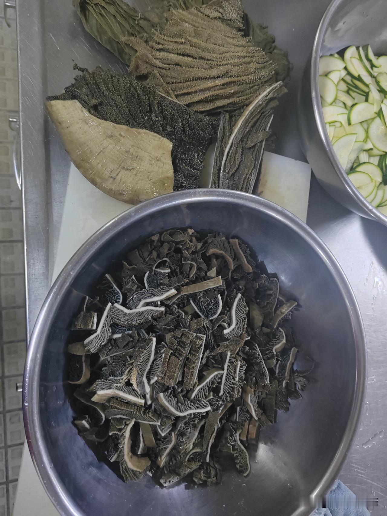 澳洲上伙食的时候，我申请了一些牛百叶，原本以为和国内的一样，白色的，很脆，涮火锅