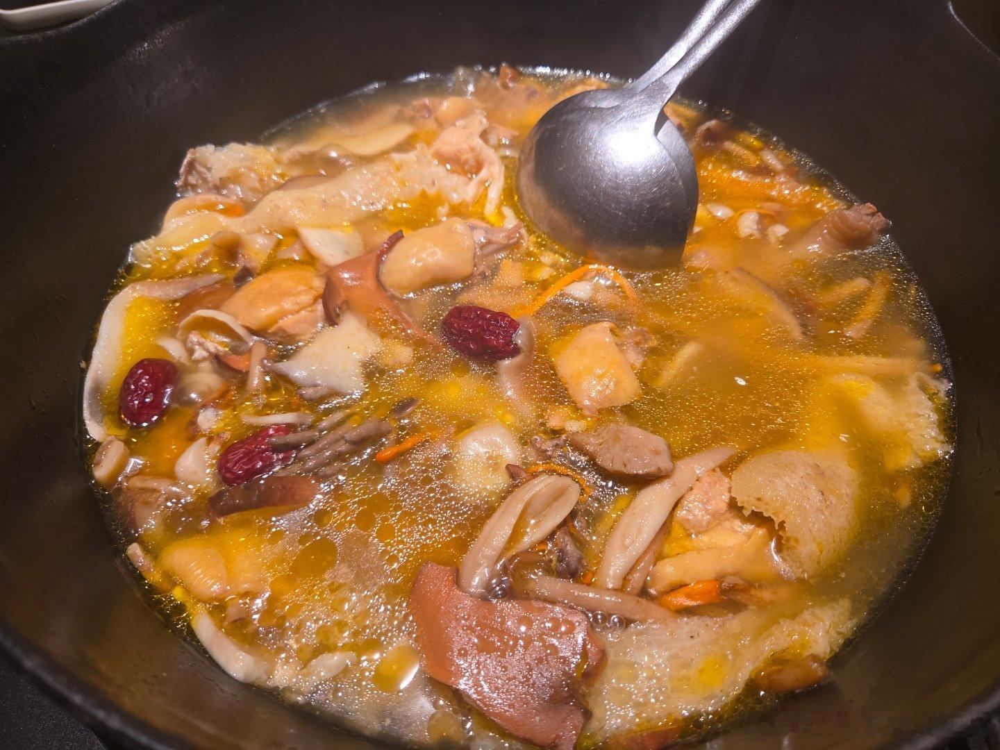 一起出来吃个大蘑菇🍄鸡肉🐔火锅～太鲜嫩好吃了，连喝了五碗汤～庆祝一下长假开始