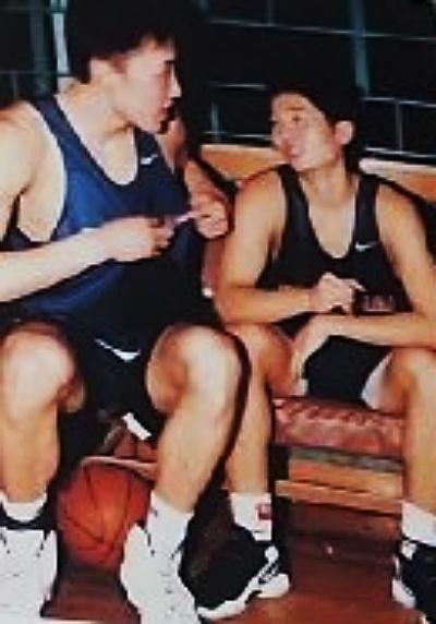 1997年，已经升入上海男篮一队但尚未在顶级联赛亮相的刘炜（右），报名身高1.9