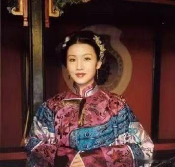 袁世凯年轻时结识青楼女子沈玉英，沈氏被袁远大志向打动，拿出血泪钱资助他。袁非常感