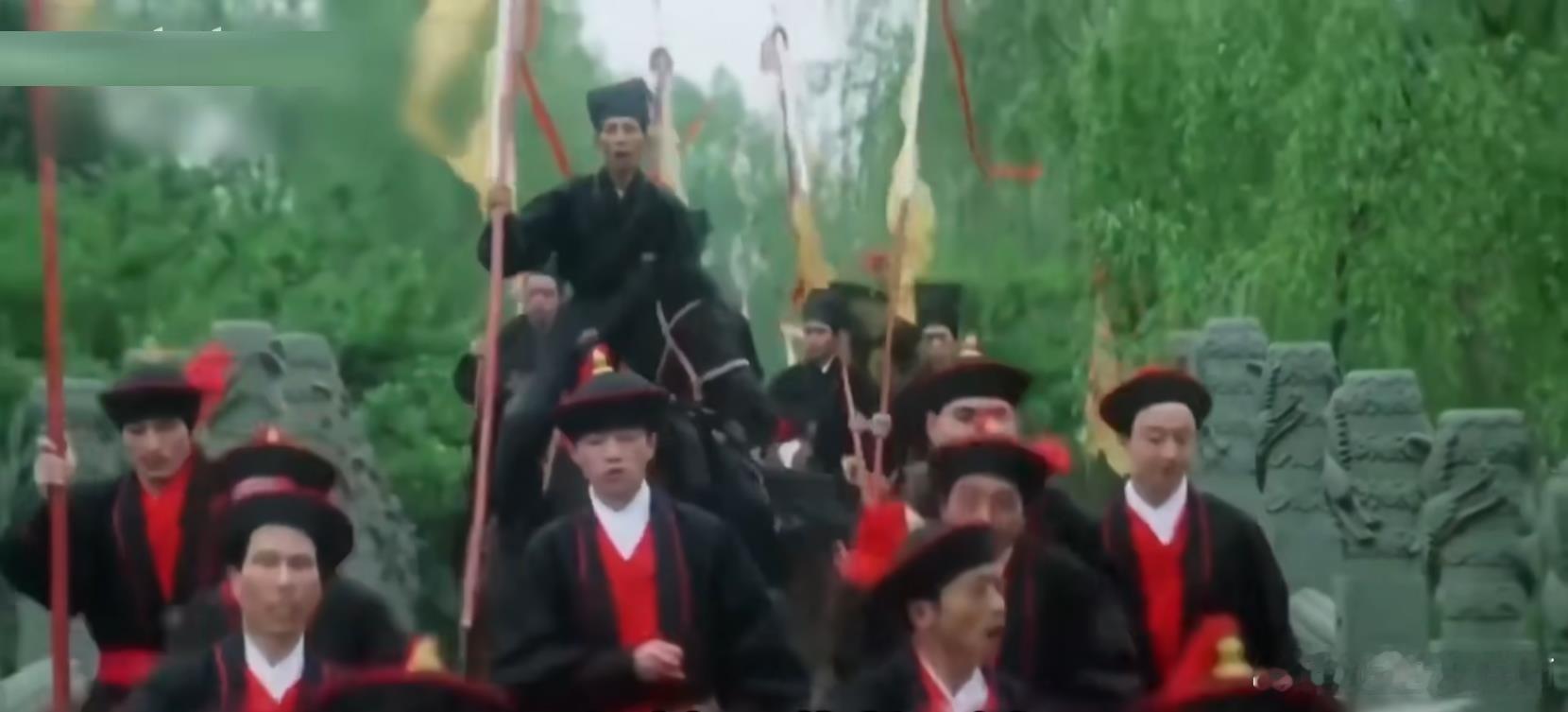 《唐伯虎点秋香》里的服装隐喻：看图1，图2是宁王的手下，戴着更像是清朝版本的围帽