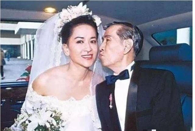 1997年，家财万贯的邓永祥在临终前要求儿子邓兆尊：“你以后一定要做一个败家子，