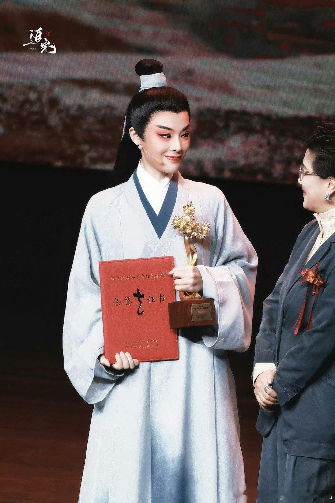 #陈丽君称金桂奖是对自己过去的总结#每一个奖项背后都是无数次的努力和坚持。但她并