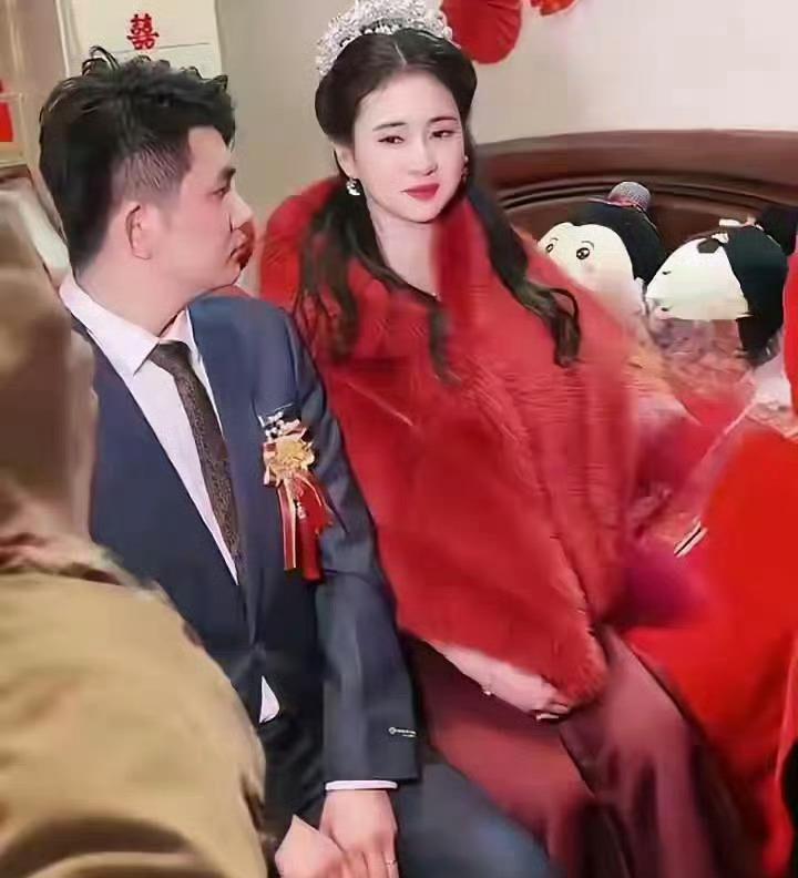 新娘美若天仙，新郎却全程黑脸，网友秒懂：换我我也笑不出来！

原本是一幕甜甜的画