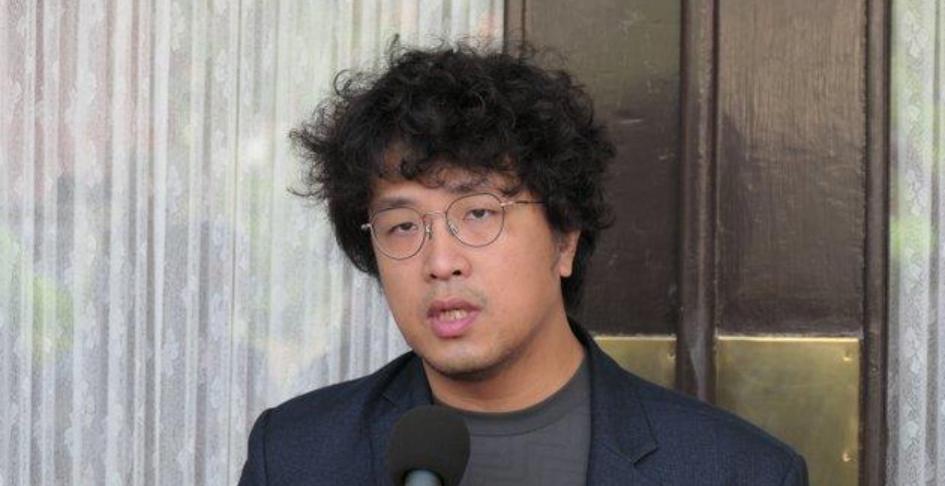 行程全剧终，沈伯洋返回台湾，下飞机后紧闭双眼，解放军四面围岛。沈伯洋参加完反华会