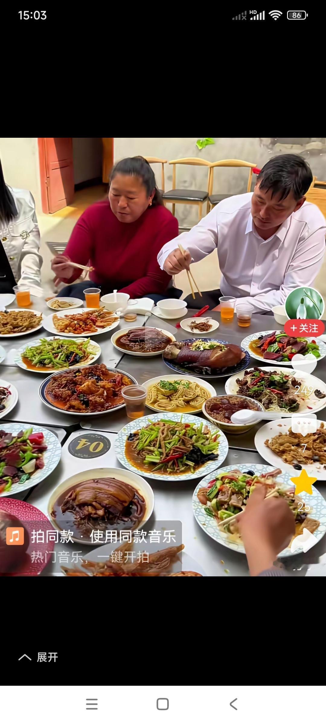 我的妈呀，这一大桌子菜太多了。

大衣哥朱之文。这是在家里，还是在大饭店里？
