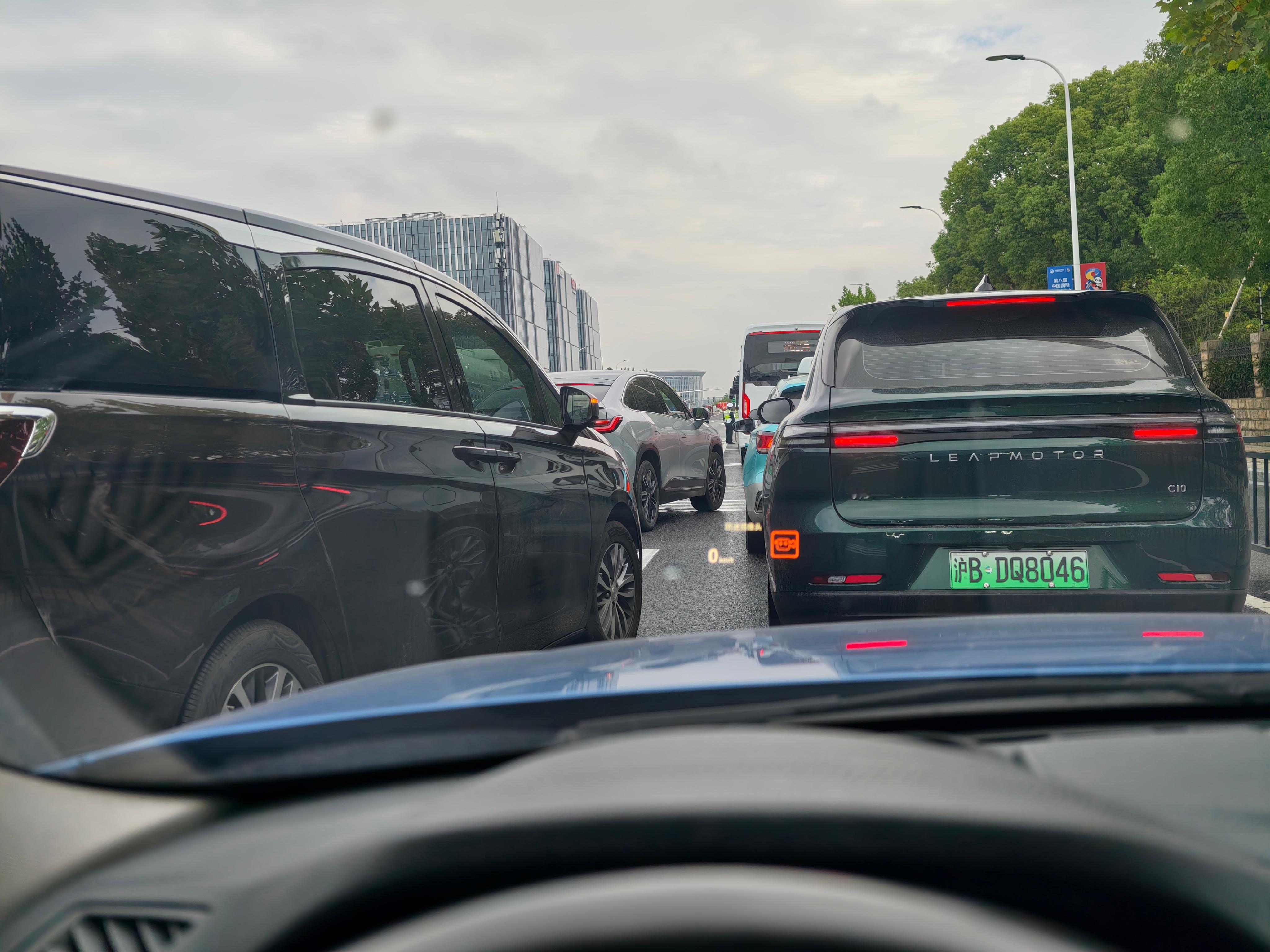 这两天除了上班交通艰难，其他都很好[太开心]今天温度舒适[鼓掌][鼓掌]上班上班