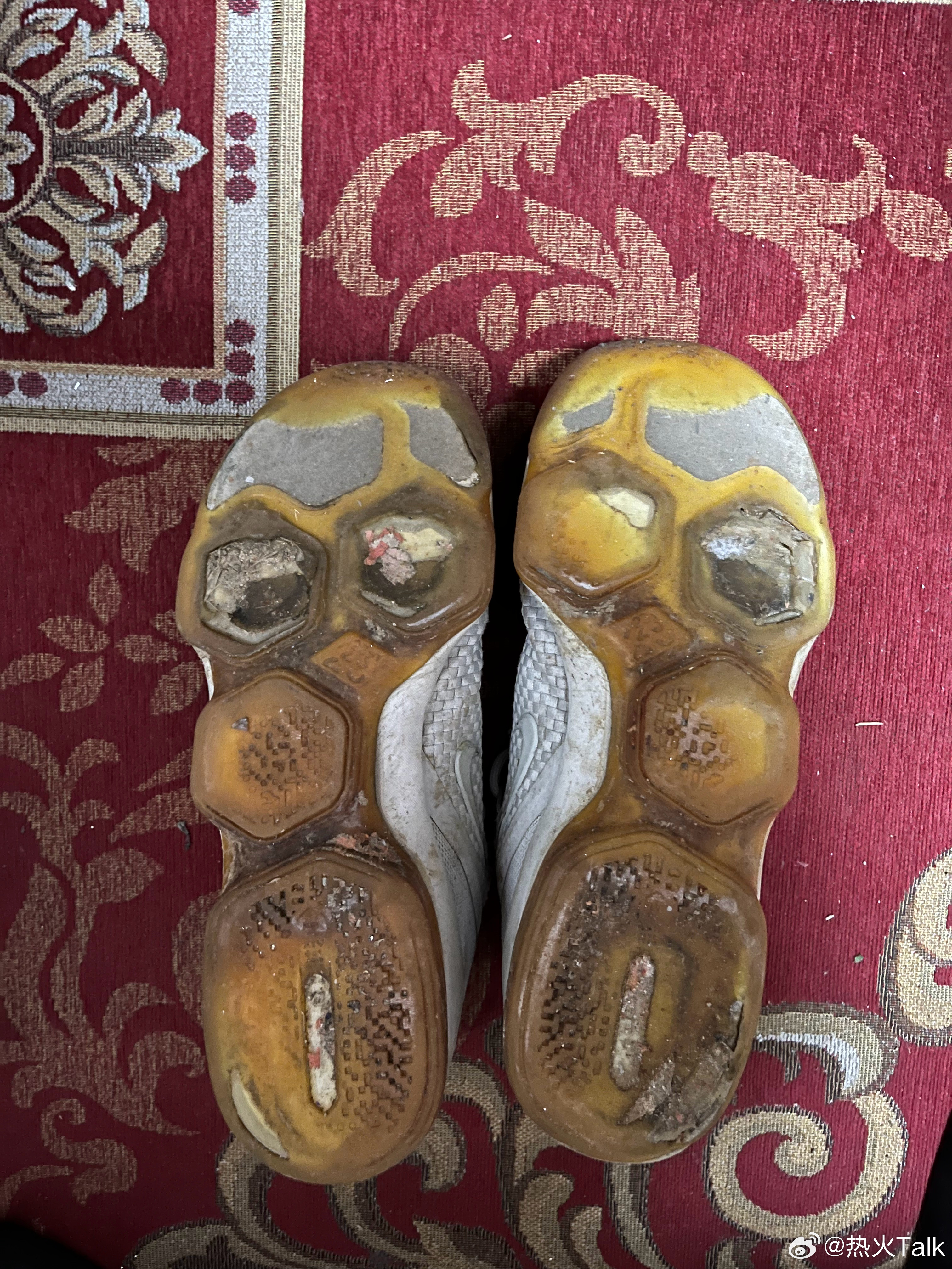 翻到一双战损版LJ14，气垫已经打爆，鞋底也已经氧化发黄，应该很少有人认识这双球