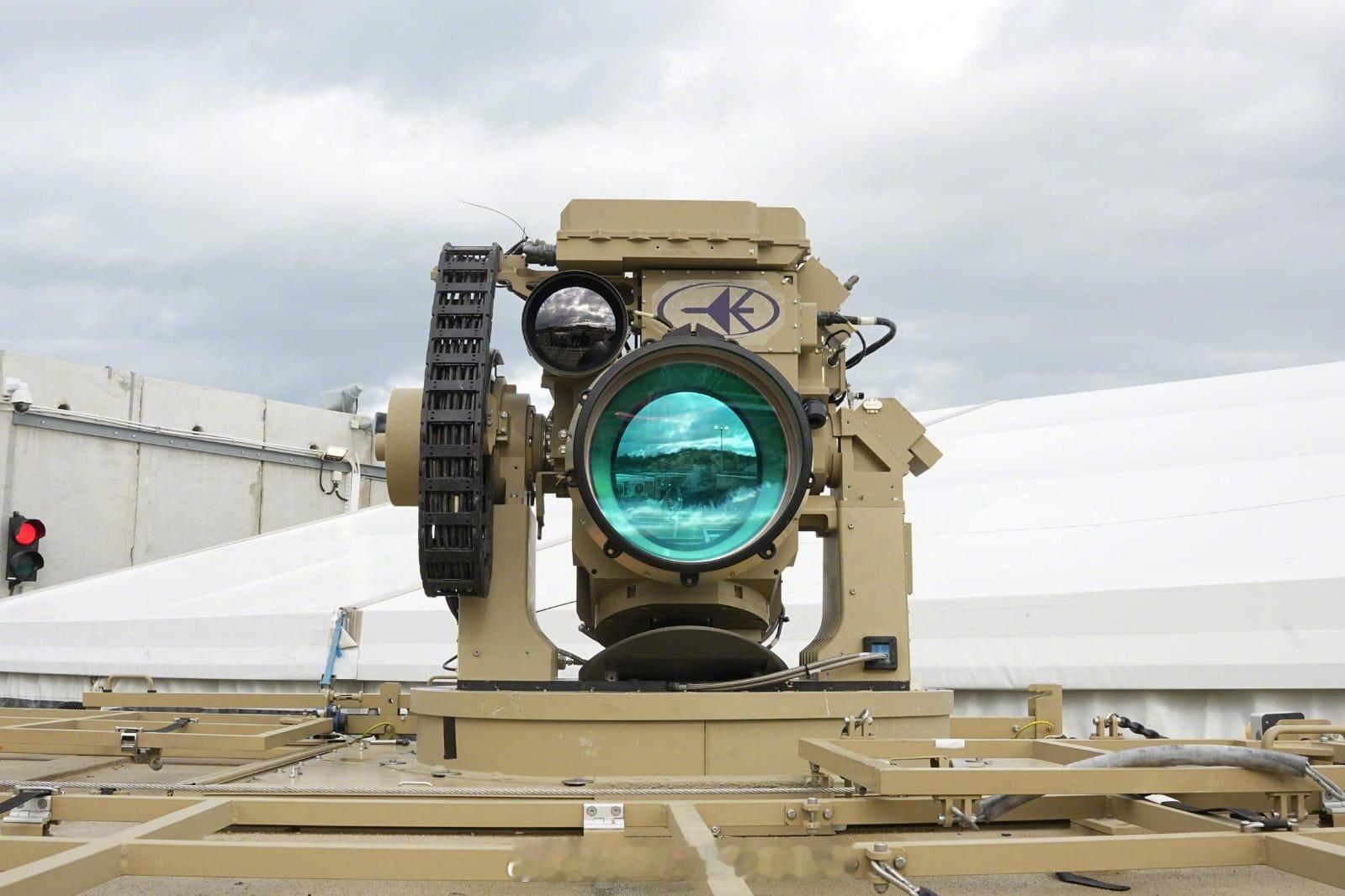 以色列正式向以色列国防军交付了其首个铁束（或埃坦）激光防空系统。该系统可以使用定