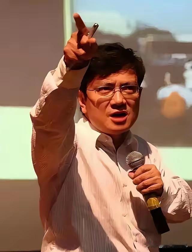 现在全网最头疼的男人就是郑强了吧。

不是因为他反对人工智能，也不是因为他跟不上