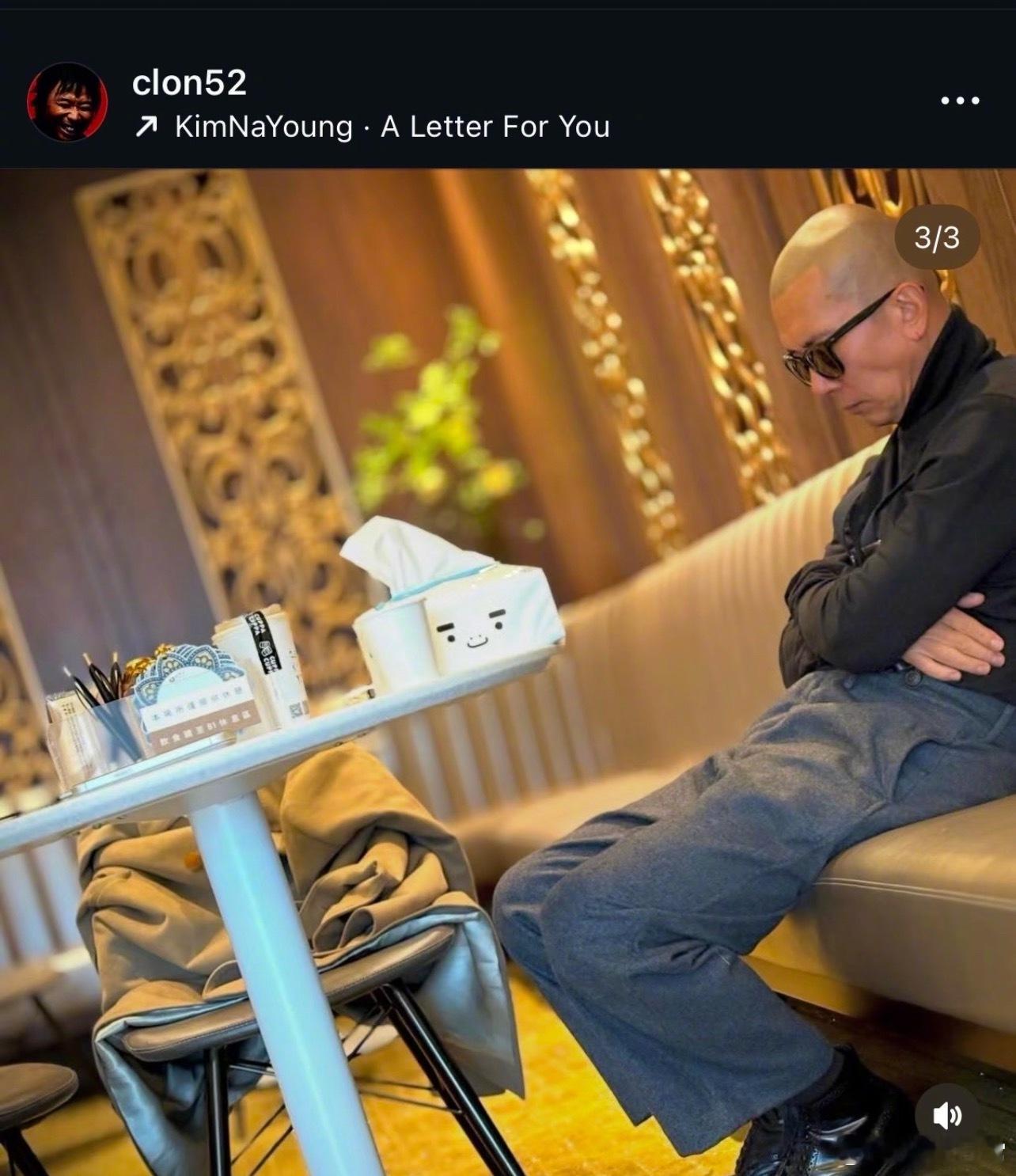 具俊晔队友姜元来发文，说在休息室里看到具俊晔在纸巾上一直写东西，近距离一看，整张