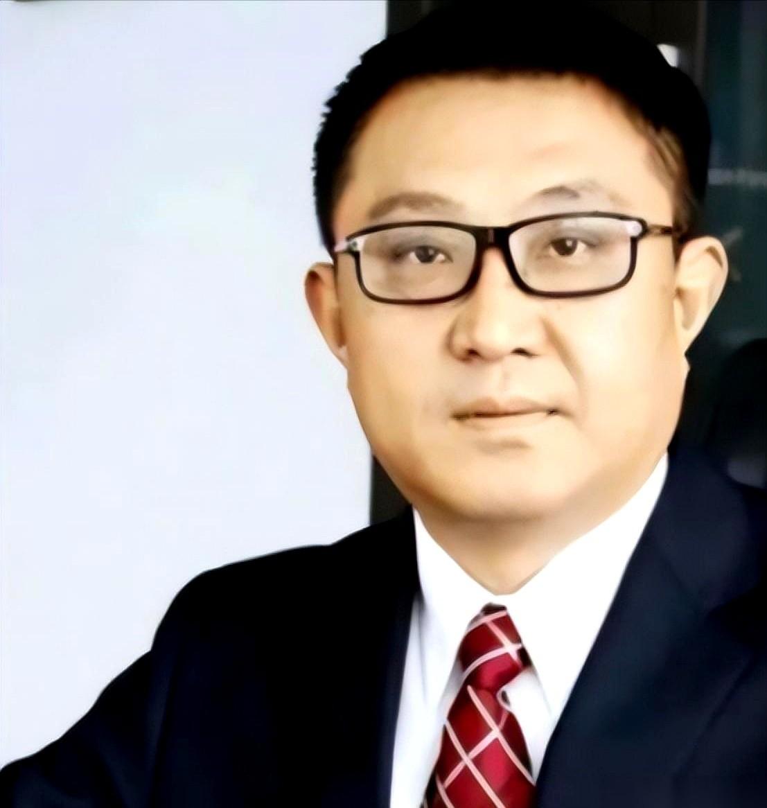 他们叫他“核酸大王”。
一个法医学科班出身，在权威鉴定机构干过的“内行”，本该是