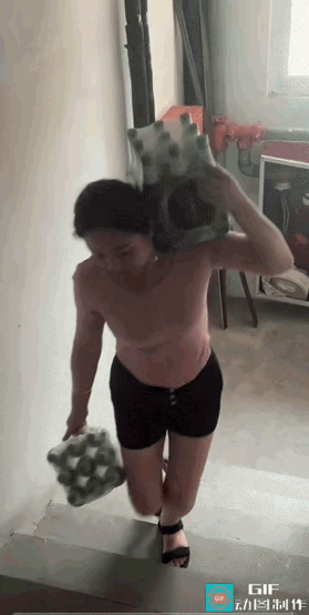 这还是那个在老公面前，连瓶盖都拧不开的老婆吗[捂脸]