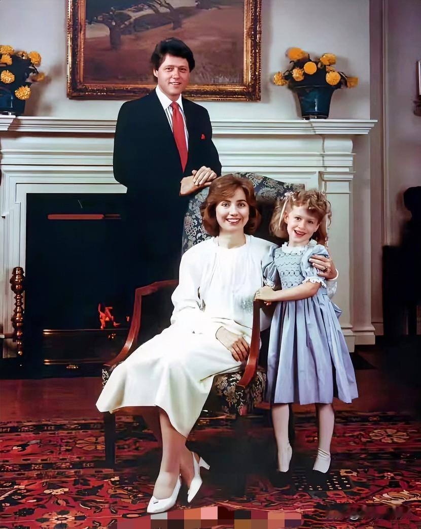 1984年，时任阿肯色州州长的比尔·克林顿与妻子希拉里、女儿切尔西合影。

比尔