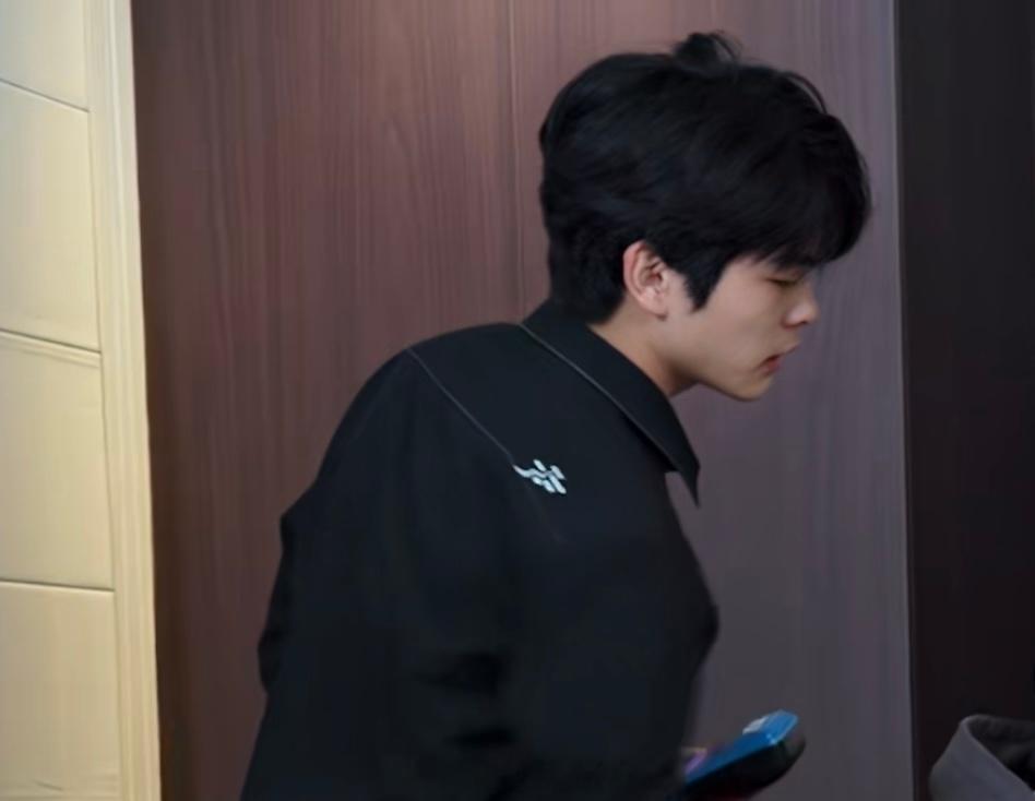 这服务员好帅啊[色]还确认了一下不是哪个明星扮的[并不简单] 