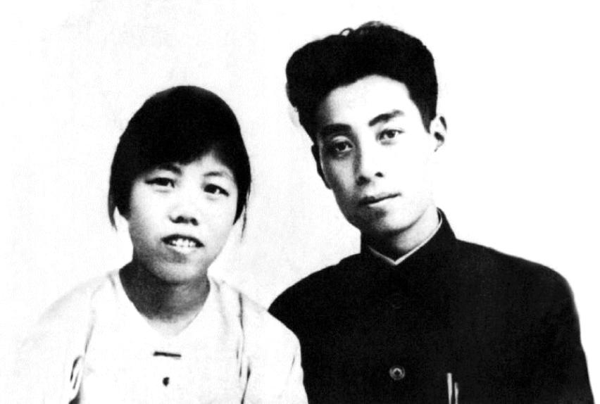 这是敬爱的周总理和邓颖超在广州结婚时的合影。
1925年的8月8日，周恩来和邓颖