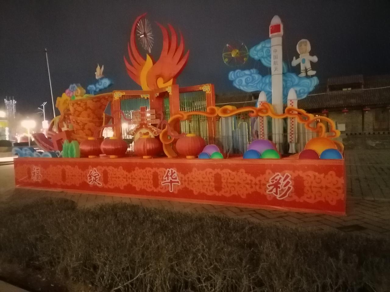 年过完了，塔西广场确实变得一片静寂，空无一人，孤独感瞬间袭来。春节时，到处张灯结