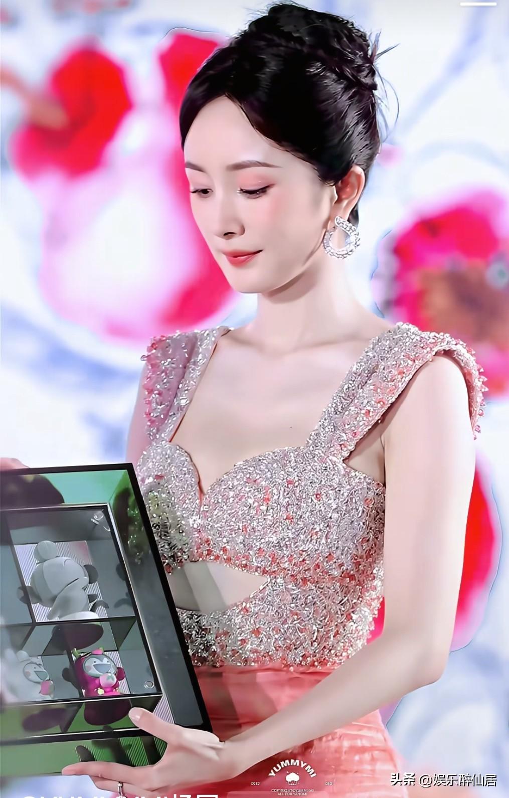 杨幂最近咋这么奇怪呢，颜值一下子回春，不会谈恋爱了吧？这面若桃花太美了，每次出来