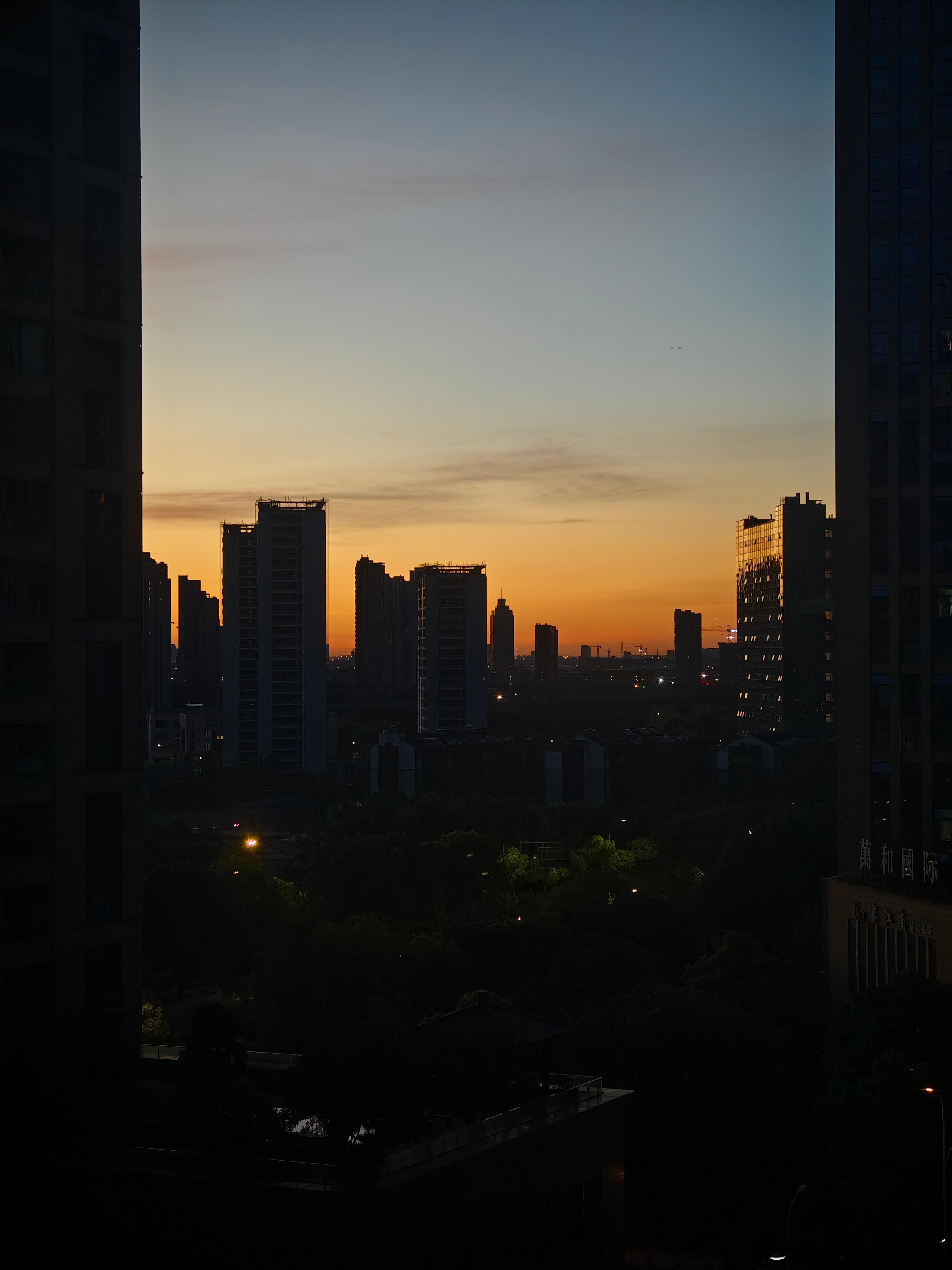 凌晨4点多起来上厕所，天色真好看啊  ​​​