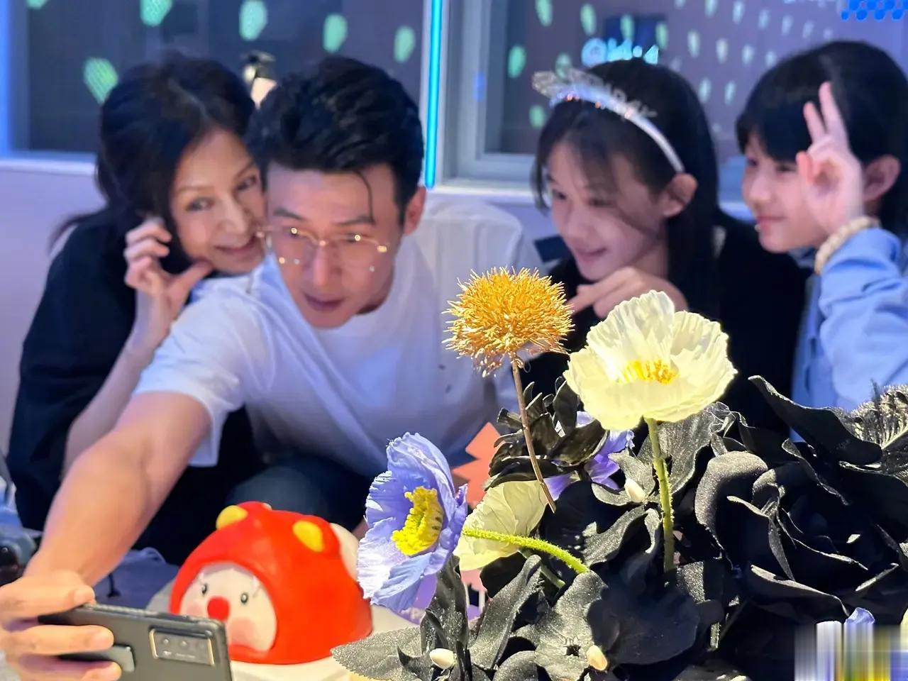 陆毅一家四口的近照，两个姑娘漂亮是漂亮，秀气是秀气，就是看不出来跟爸爸长的像，还