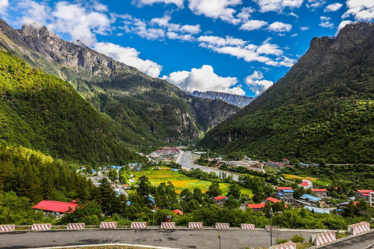 新年，从西藏第一座宫殿开始：屹立于山南扎西次日山之巅的雍布拉康，是西藏历史的开篇