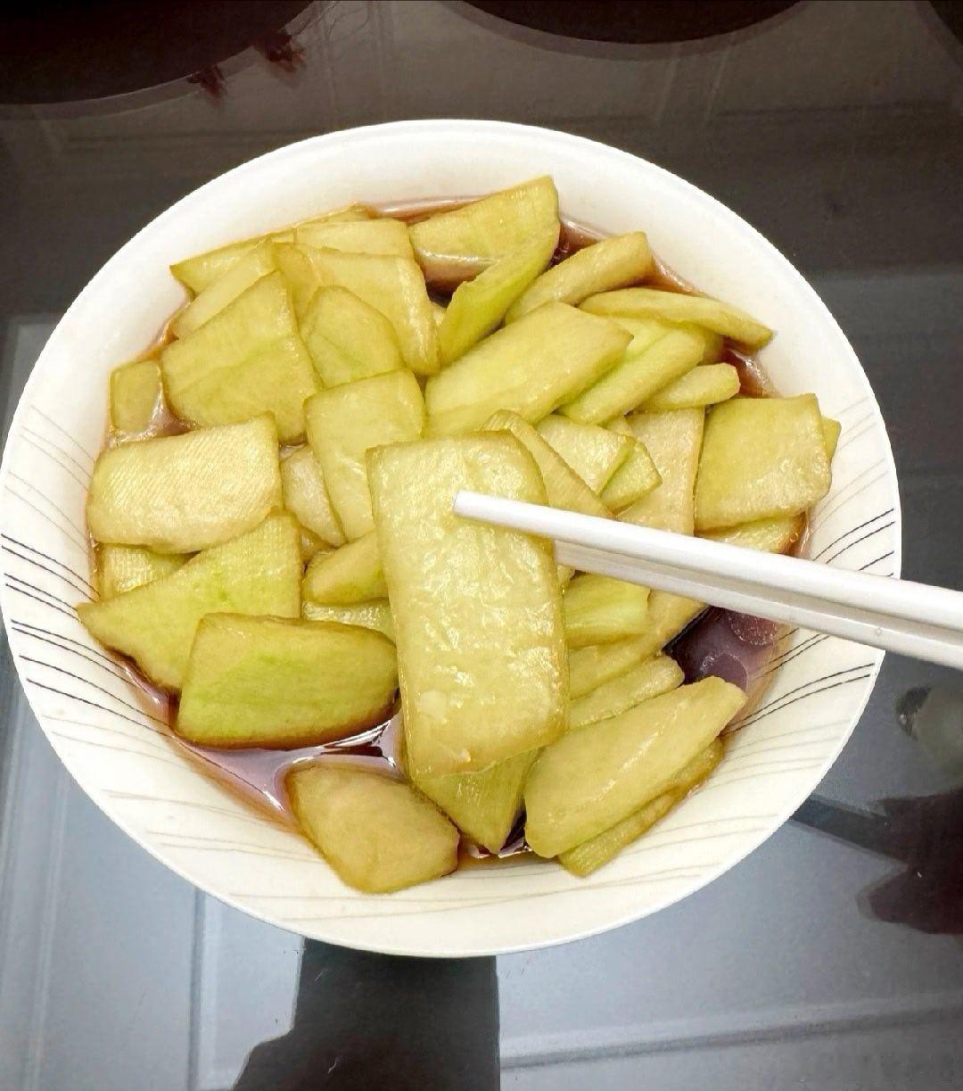 当我意识到西瓜也是瓜  那就不得不提小时候的一道经典凉菜，凉拌西瓜皮了