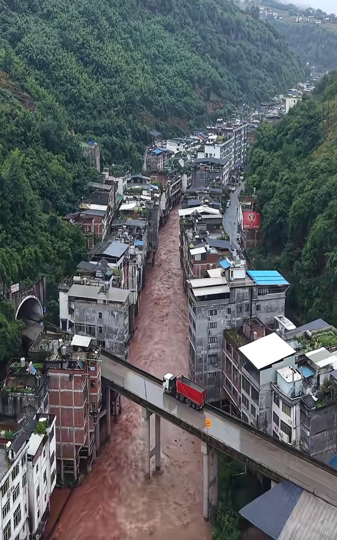 有三个问题，这是哪个省的哪个城市🏙️，这个地方靠什么生活？在这里居住需要注意什