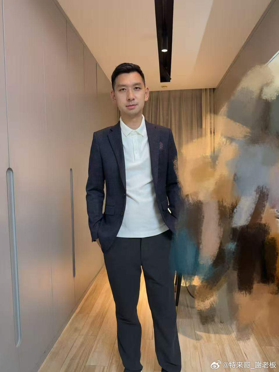 明天去北京拍台旗舰SUV，要求商务正装翻了半天衣柜，找到这件不知道行不行～特来哥