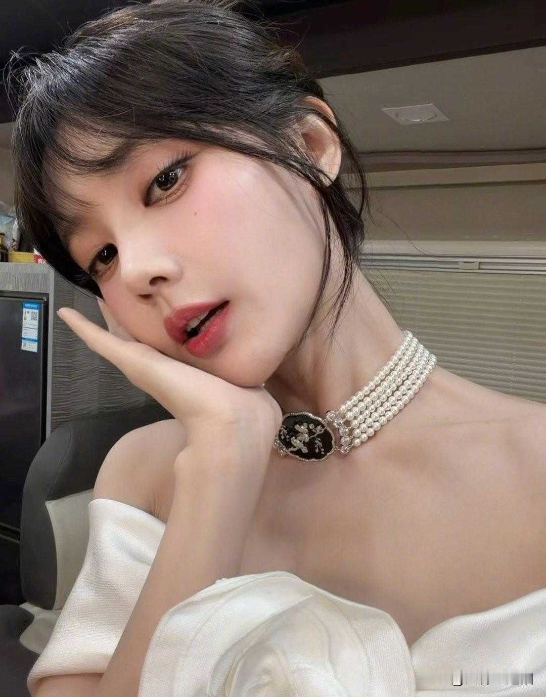 这位美女在办公室自拍，看着好可爱！