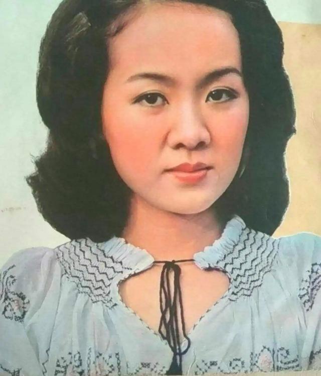 她曾是东方歌舞团的台柱子，为爱情放弃体制内工作，远嫁美国，却惨遭对方抛弃，45岁