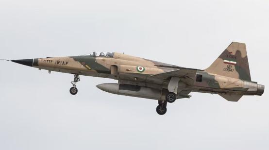 美国NBC新闻捅出来一个简直颠覆认知的消息：伊朗1架F-5E“虎II”战机，突破