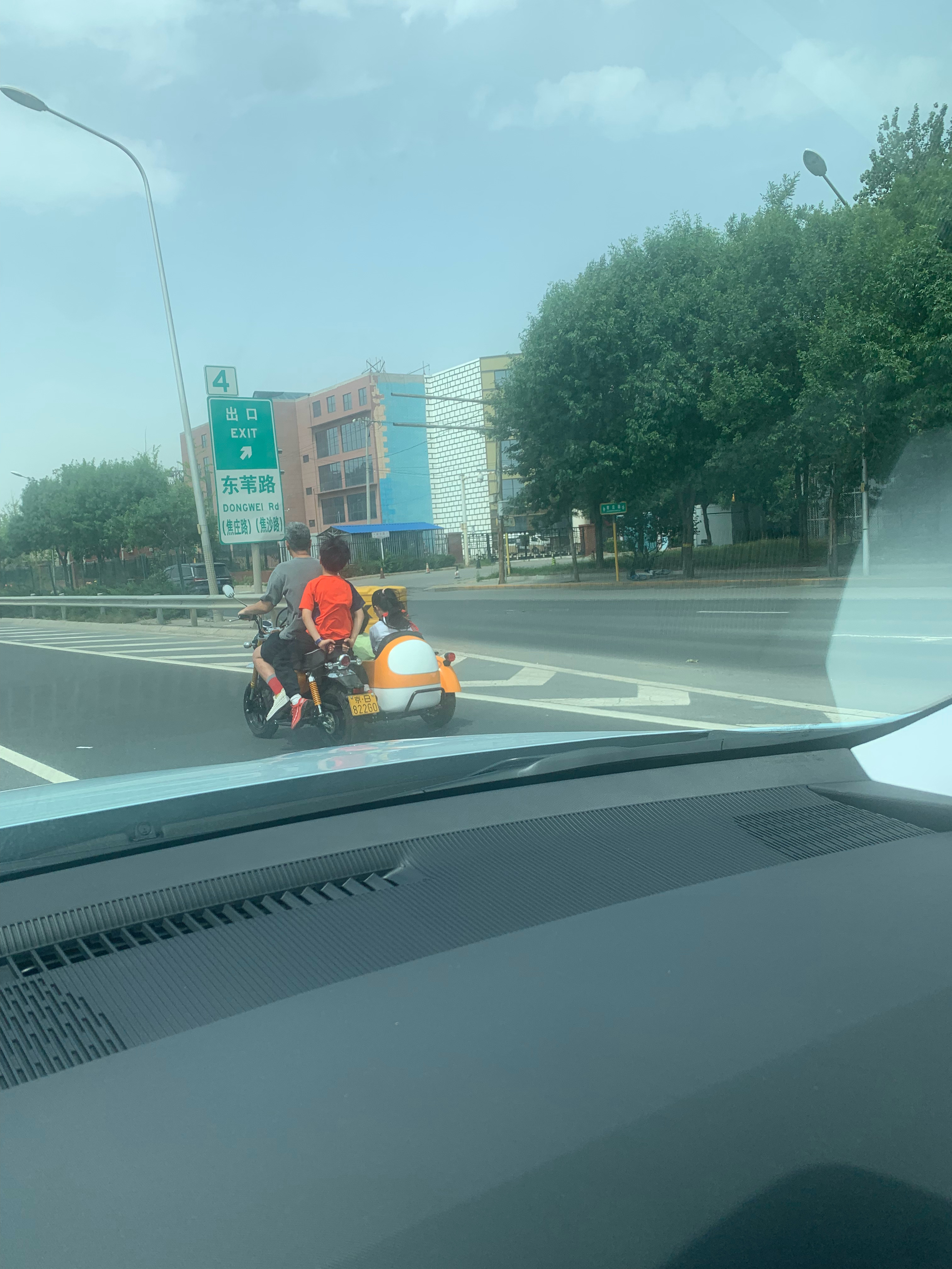 #六一儿童节#在机场二高速看到如此心大的家长自己不带头盔，两个过节的孩子坐在侉子