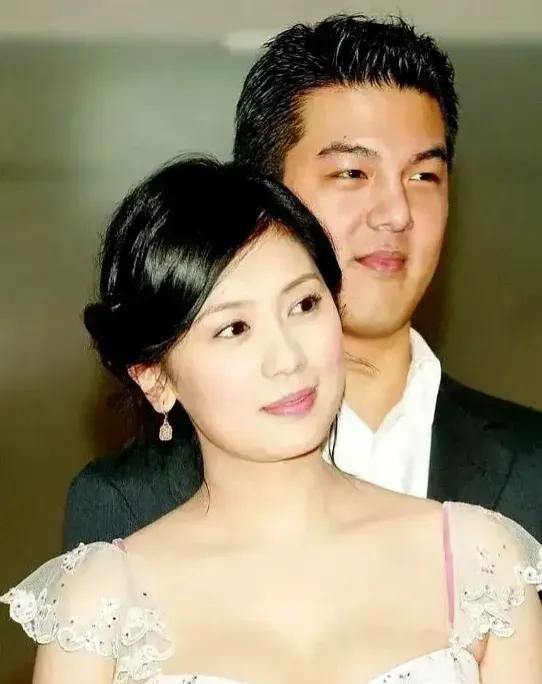 2005年，贾静雯与孙志浩未婚生子。但生产那天，孙志浩却说:“我弱精症哪来的孩子
