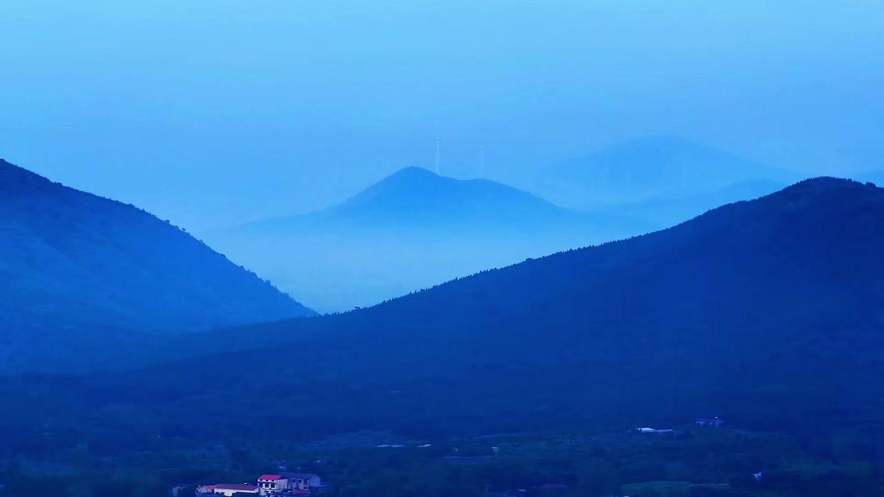 秋日的皖北能看到连片的群山，远远望去山色层次分明，深浅浓淡恰到好处。
轻薄的云雾