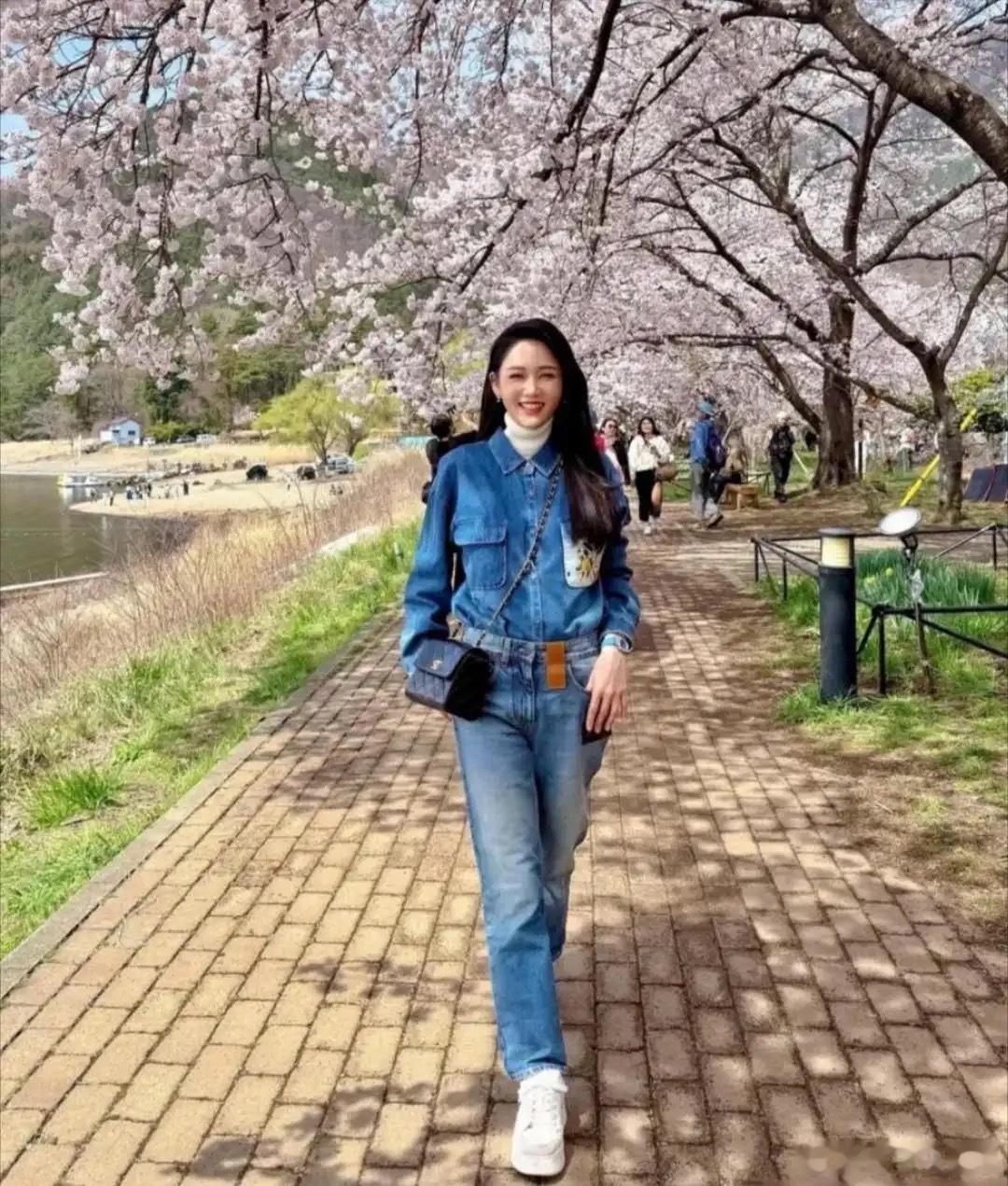 47岁的陈乔恩与老公艾伦现身日本东京旅游，庆祝两人结婚4周年纪念日。一路互动温馨