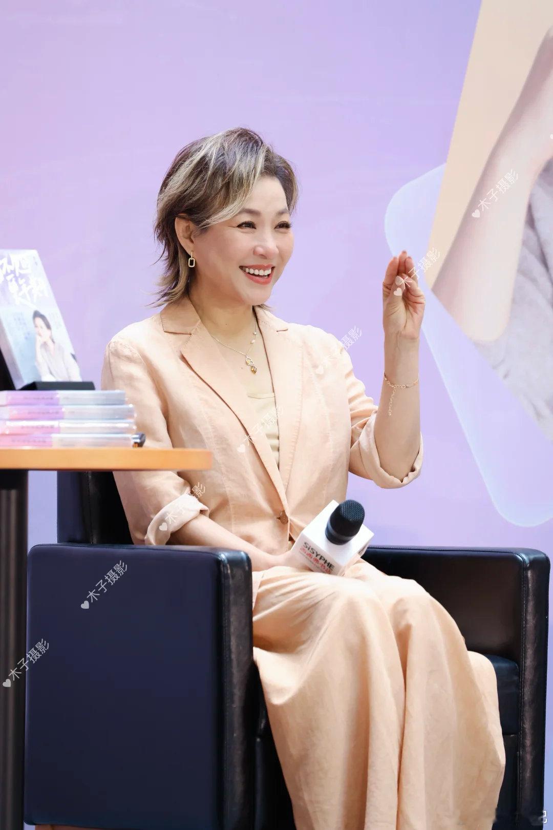 李静戴军互相吐槽句句是笑点21天重养自己几十年相伴的情谊都藏在互怼里，李静一句吐