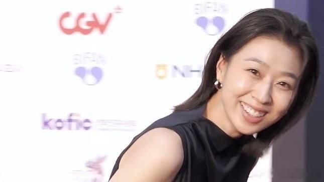 朴智妍凭《铁拳教育》‘宇振妈妈’爆红，出席富川奇幻影展红毯时被粉丝齐喊角色名，她
