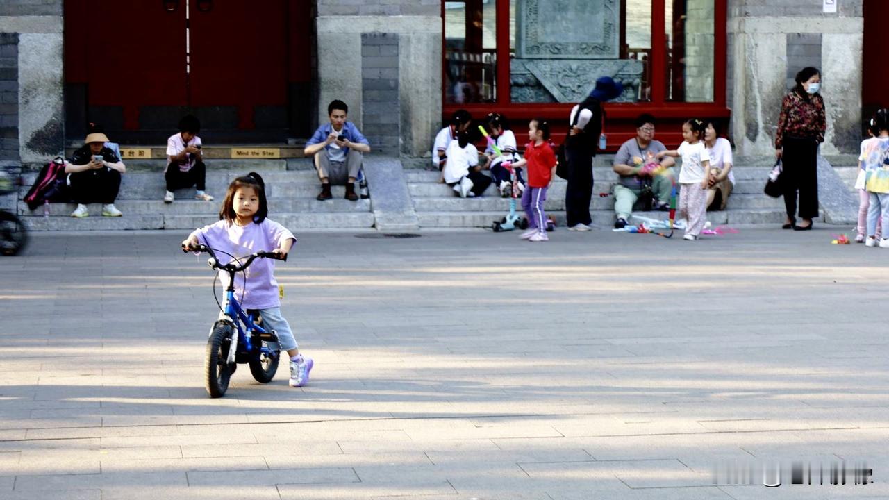 游走在北京老城街巷，随手定格三组人间画面。
红墙灰瓦之下，有孩童骑着小车追风，有
