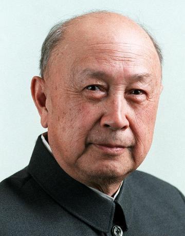 钱学森的儿子钱永刚，一生中两次辍学，初中数学考30分，高中没念完就另谋出路，而父