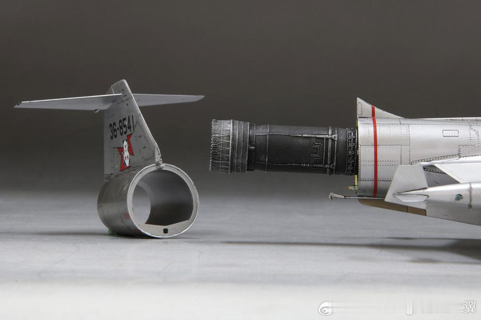 FineMolds 1/72 F-104新金的后机身可脱出，展示发动机尾喷管 ​