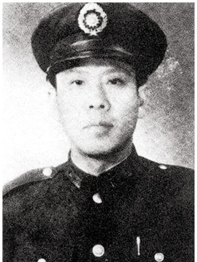 1948年，淮海战役中，国军25军军长陈士章侥幸脱逃，谁知回家后，他却看到了自己