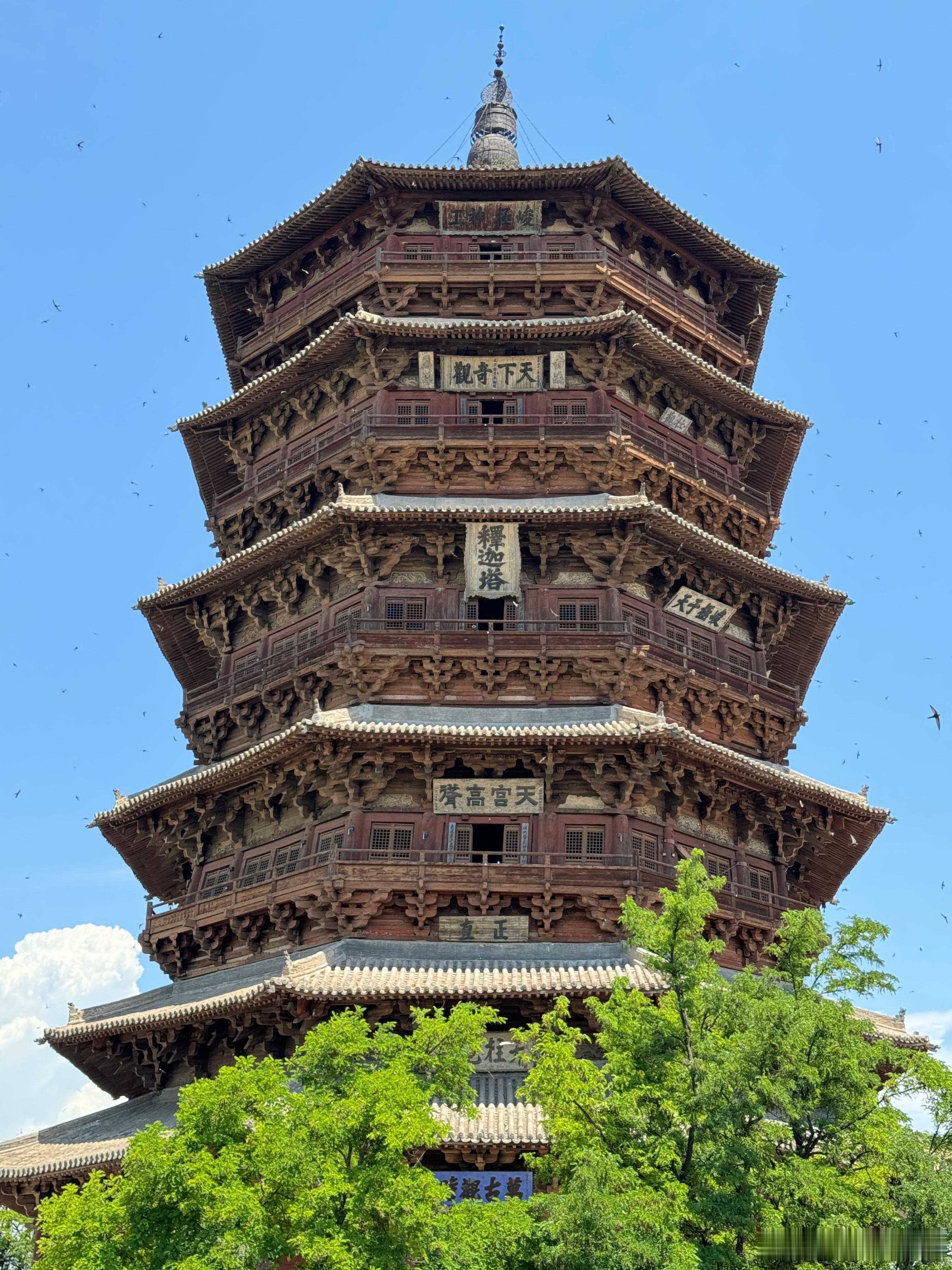 天气本来很好，突然刮过来一片乌云，雷鸣电闪，下了会雨，然后开始刮起大风，吹了一脸
