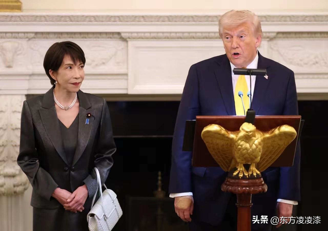 她总是一脸崇拜的看着他！