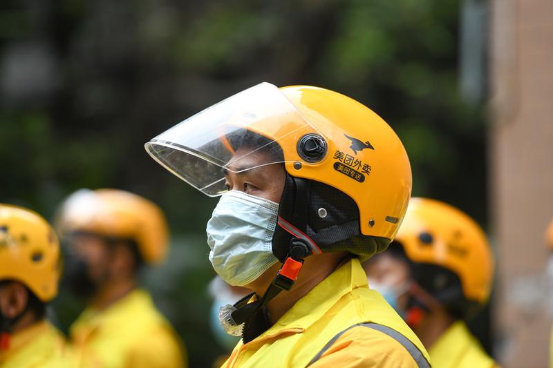 3月12日湖北 ，男子举报其妻子私拿骑手过节福利 ，“她是副站长，老往家里划拉东